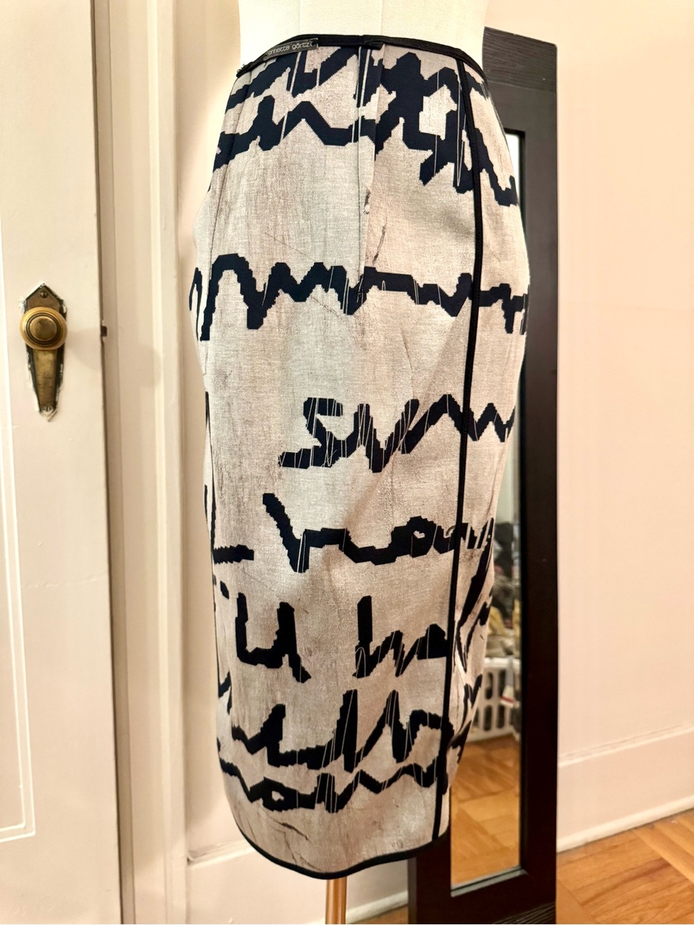 Reversible Annette Görtz Pencil Skirt with Black Abstract Script Print - Size 6